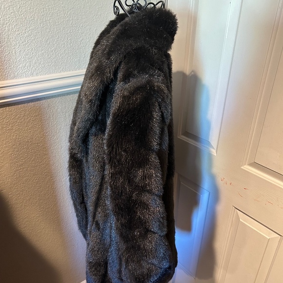 Made in USA Black Faux Fur Coat Deep Brown Highlights Size L Gorgeous Detail - Picture 4 of 10